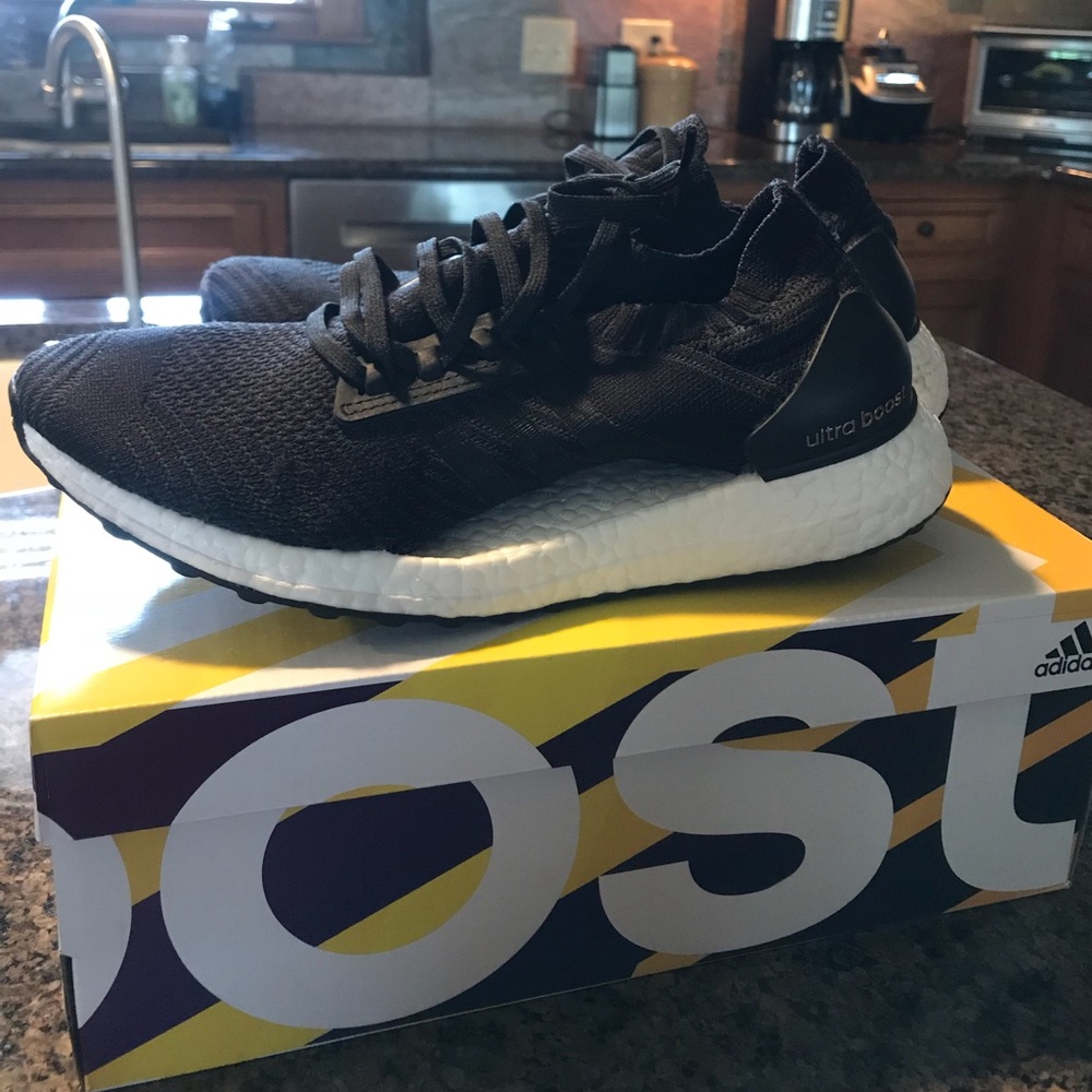 BLACK ADIDAS ULTRA BOOST